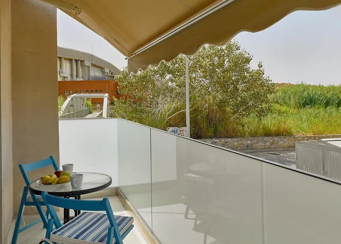 Beachside Apartment-pool-parking Apartment